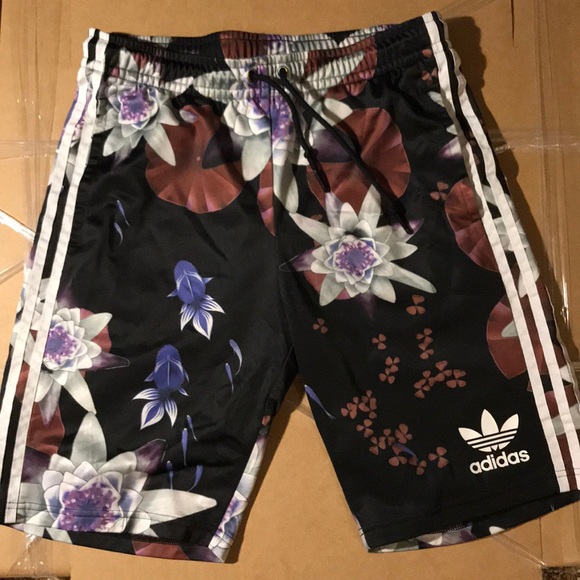 adidas Pants - Adidas Floral MIDI shorts